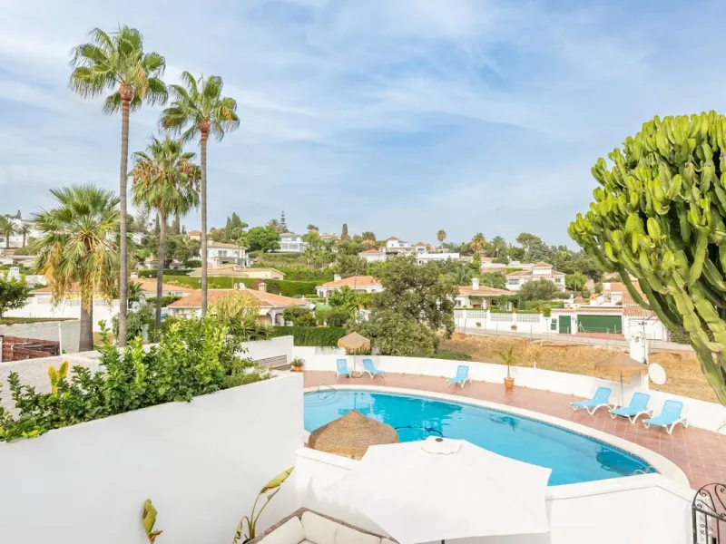 East Marbella, Elviria centre. For sale fantastic renovated and charming townhouse in Pueblo Sueco. This townhouse was refurbished to high quality standards in 2018 and beautifully decorated throughout. The property has a modern feel of top quality and is