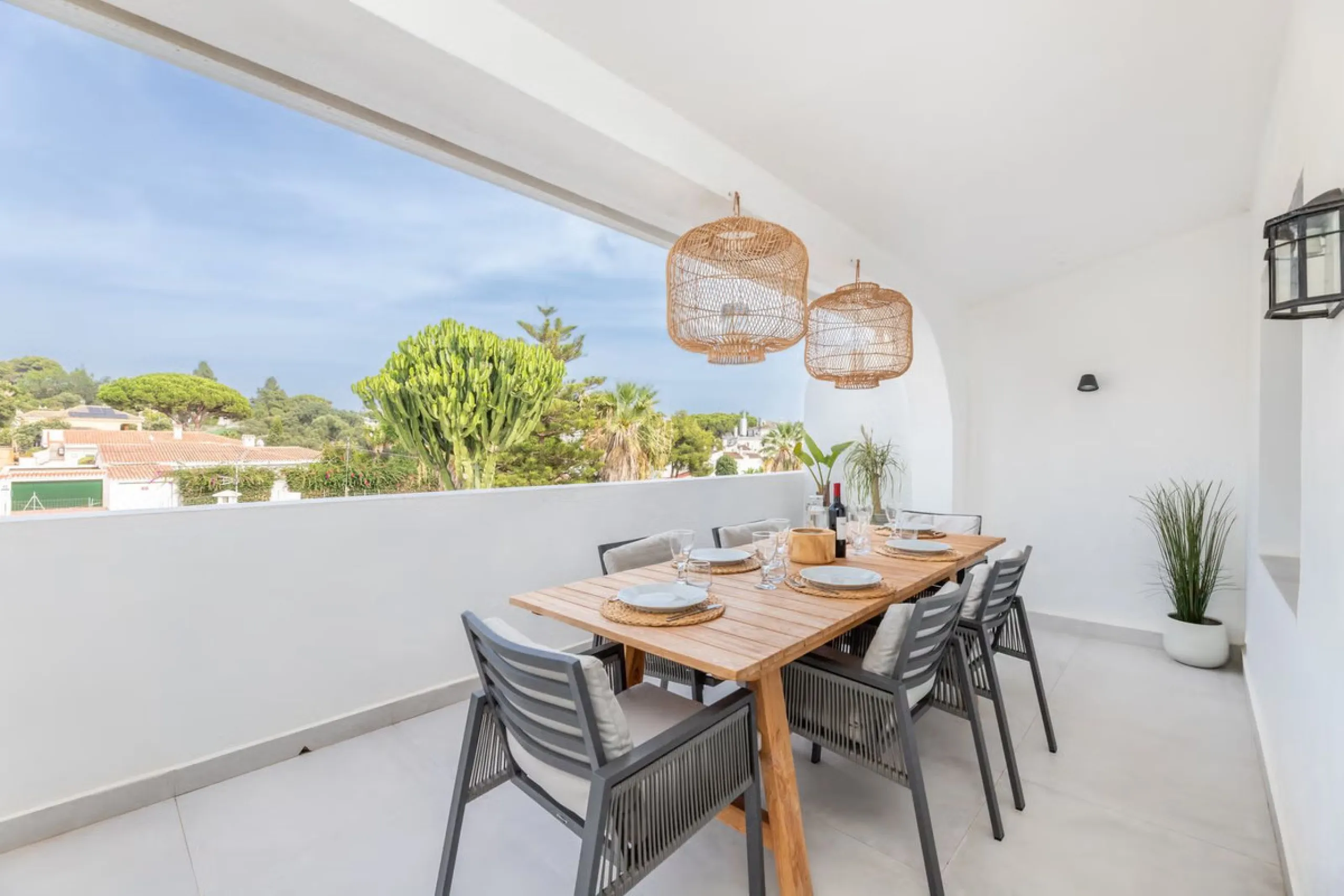 East Marbella, Elviria centre. For sale fantastic renovated and charming townhouse in Pueblo Sueco. This townhouse was refurbished to high quality standards in 2018 and beautifully decorated throughout. The property has a modern feel of top quality and is