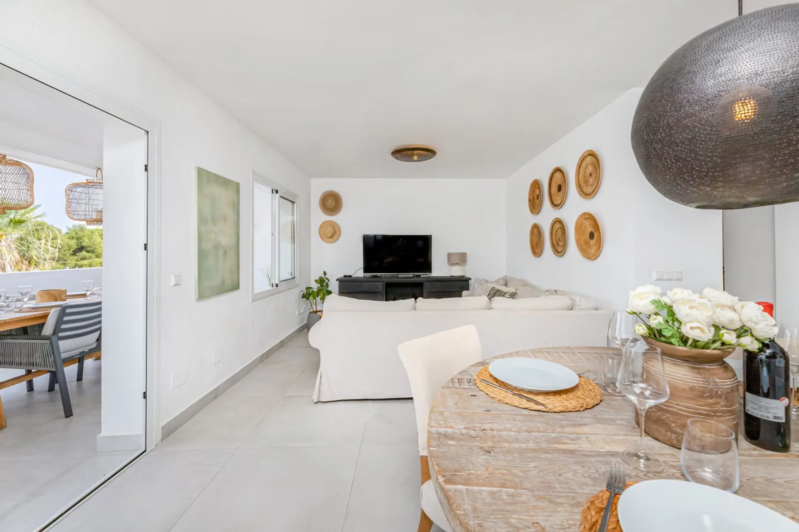 East Marbella, Elviria centre. For sale fantastic renovated and charming townhouse in Pueblo Sueco. This townhouse was refurbished to high quality standards in 2018 and beautifully decorated throughout. The property has a modern feel of top quality and is