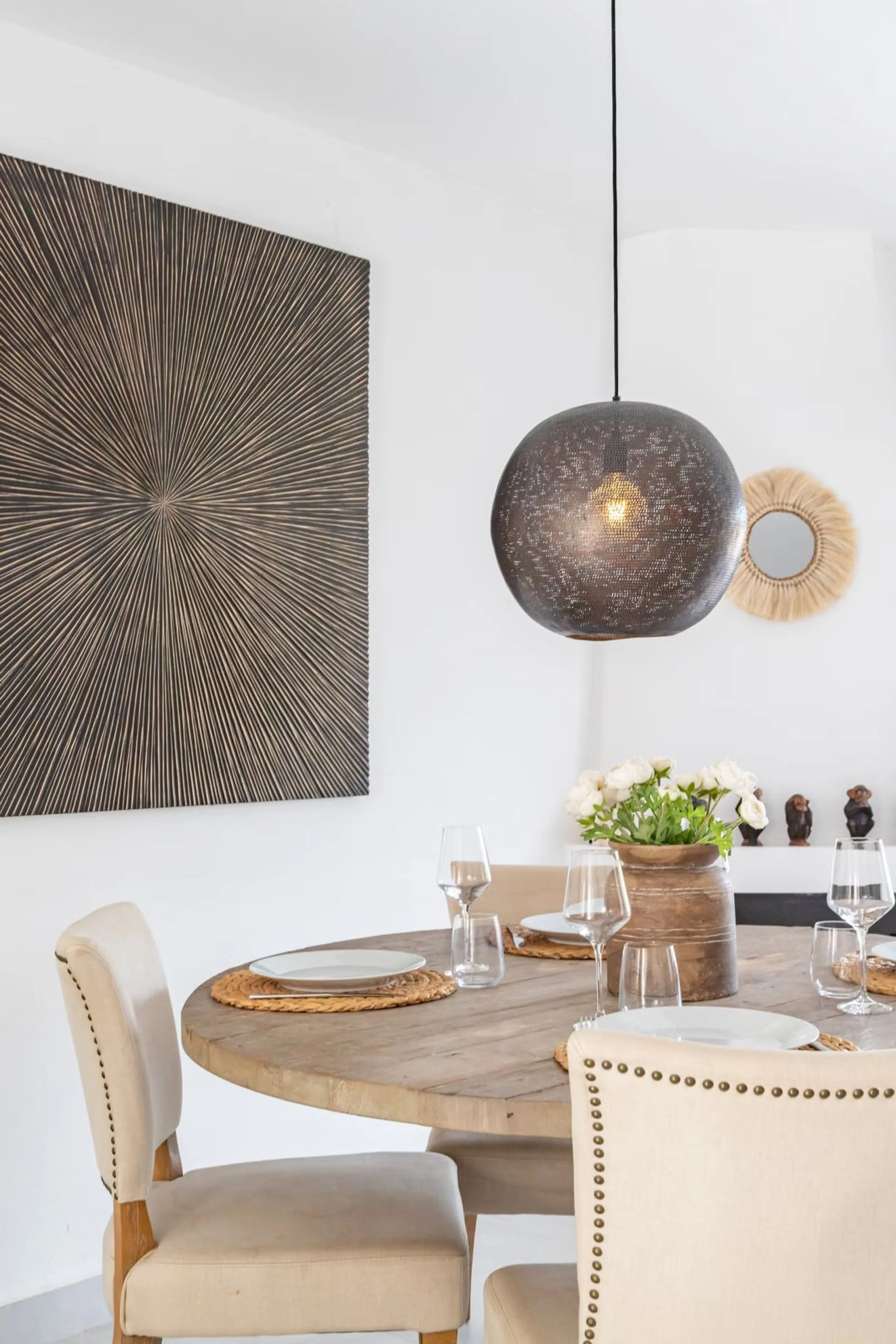 East Marbella, Elviria centre. For sale fantastic renovated and charming townhouse in Pueblo Sueco. This townhouse was refurbished to high quality standards in 2018 and beautifully decorated throughout. The property has a modern feel of top quality and is