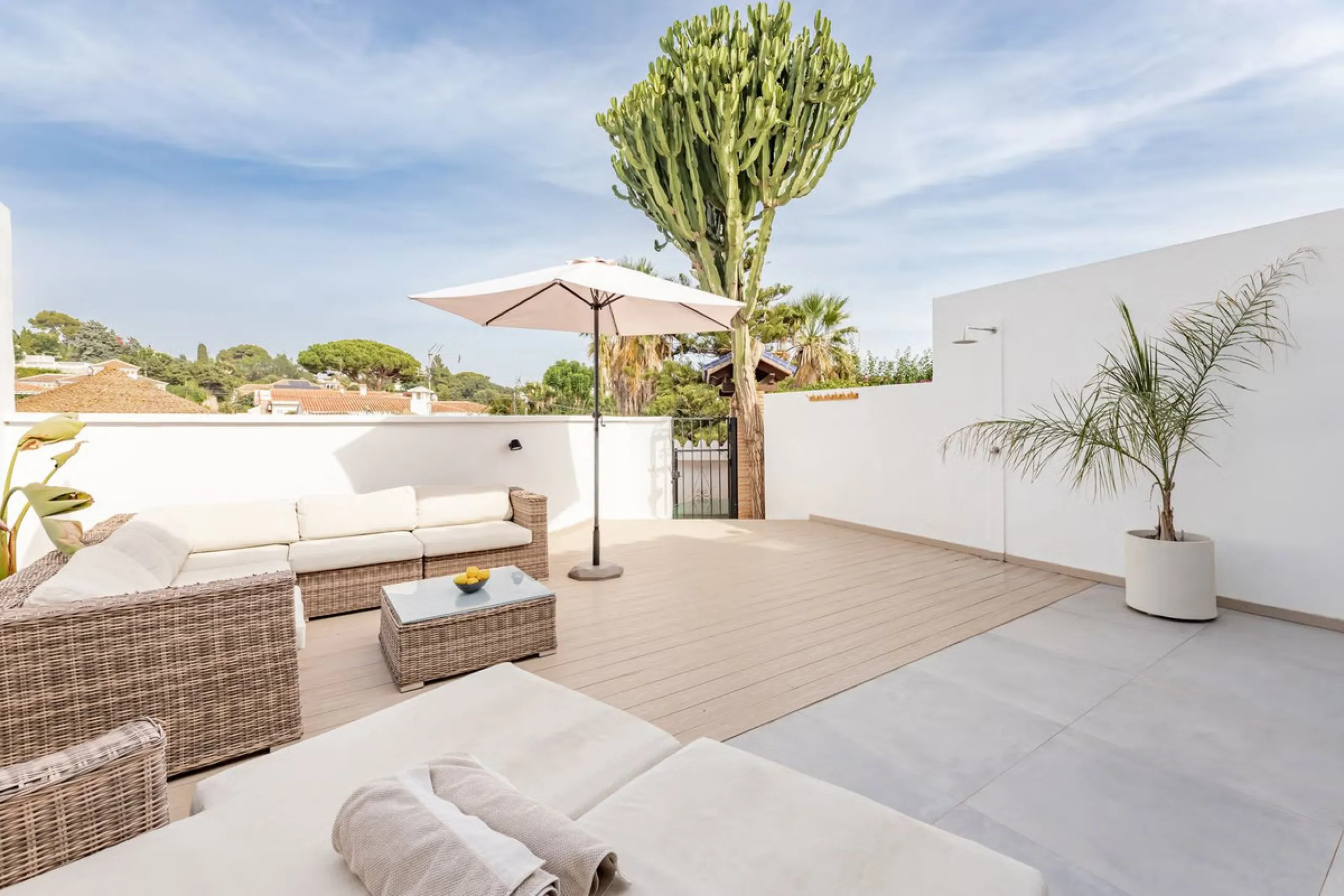 East Marbella, Elviria centre. For sale fantastic renovated and charming townhouse in Pueblo Sueco. This townhouse was refurbished to high quality standards in 2018 and beautifully decorated throughout. The property has a modern feel of top quality and is