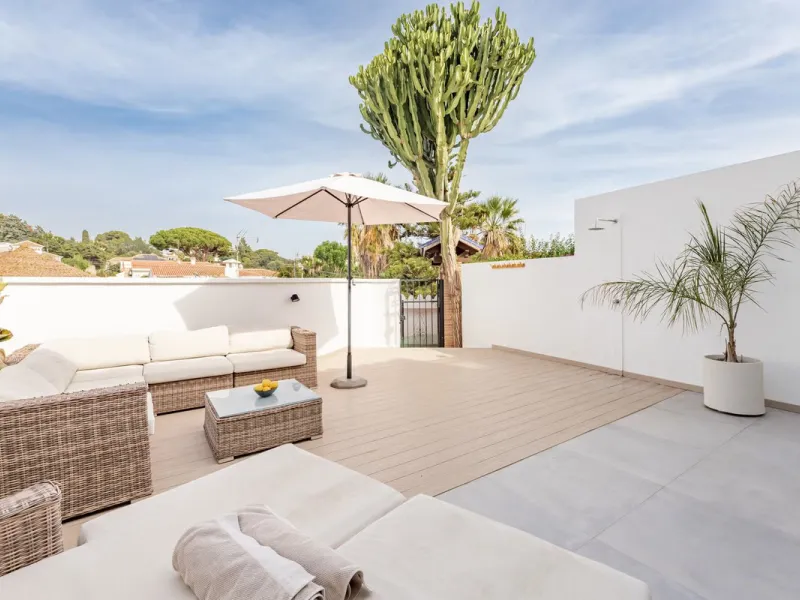 East Marbella, Elviria centre. For sale fantastic renovated and charming townhouse in Pueblo Sueco. This townhouse was refurbished to high quality standards in 2018 and beautifully decorated throughout. The property has a modern feel of top quality and is