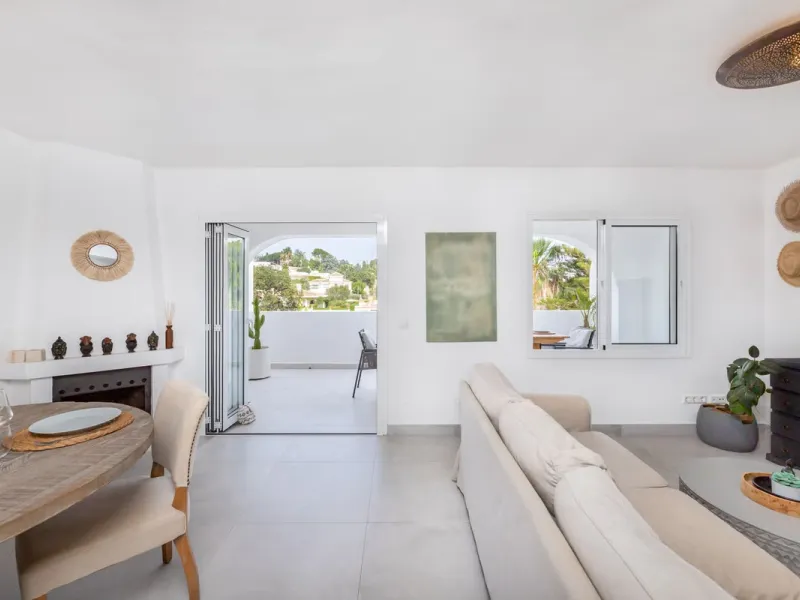 East Marbella, Elviria centre. For sale fantastic renovated and charming townhouse in Pueblo Sueco. This townhouse was refurbished to high quality standards in 2018 and beautifully decorated throughout. The property has a modern feel of top quality and is