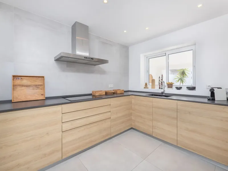 East Marbella, Elviria centre. For sale fantastic renovated and charming townhouse in Pueblo Sueco. This townhouse was refurbished to high quality standards in 2018 and beautifully decorated throughout. The property has a modern feel of top quality and is