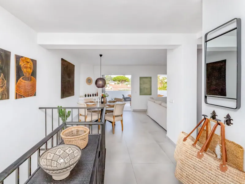 East Marbella, Elviria centre. For sale fantastic renovated and charming townhouse in Pueblo Sueco. This townhouse was refurbished to high quality standards in 2018 and beautifully decorated throughout. The property has a modern feel of top quality and is