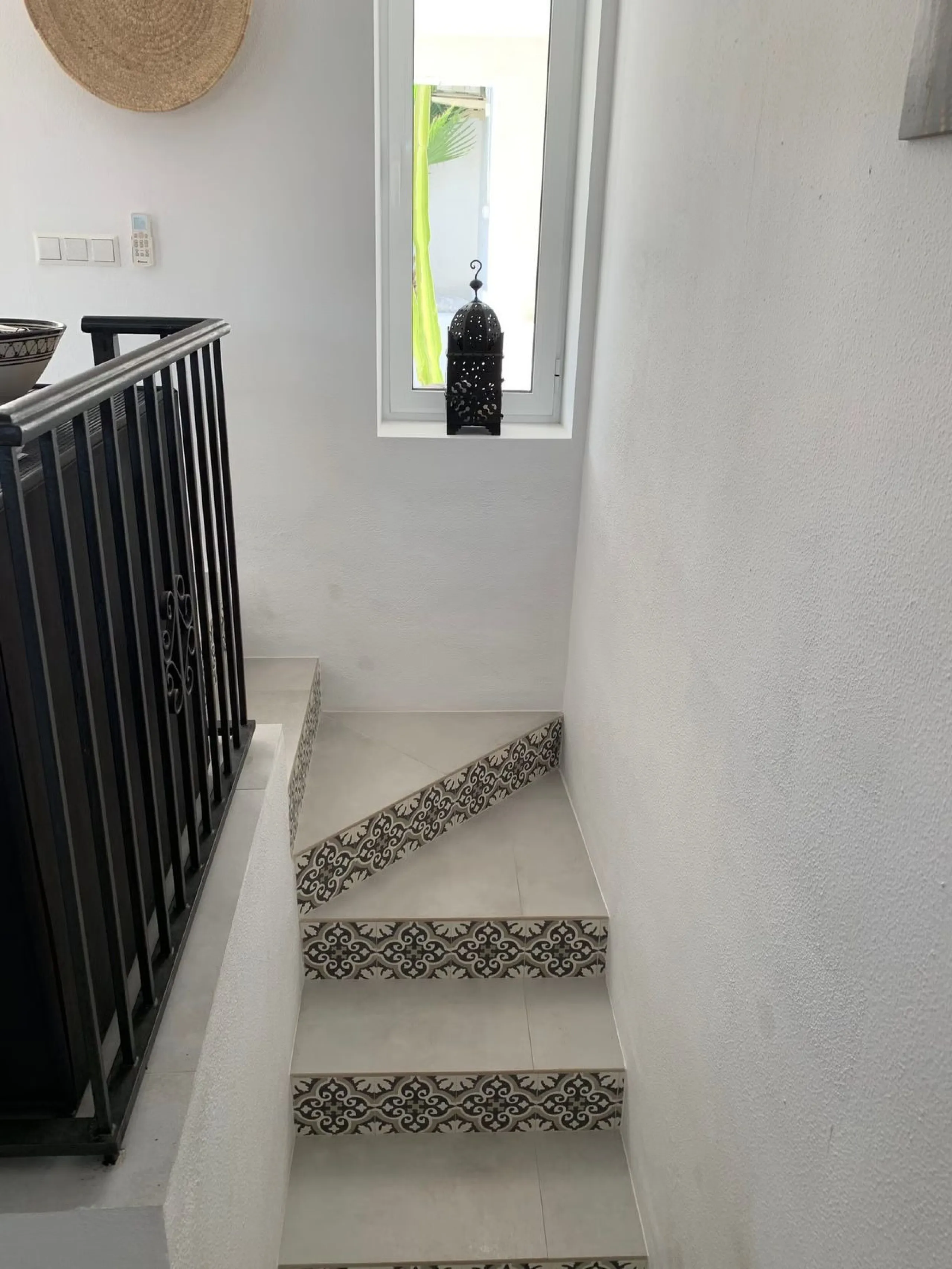 East Marbella, Elviria centre. For sale fantastic renovated and charming townhouse in Pueblo Sueco. This townhouse was refurbished to high quality standards in 2018 and beautifully decorated throughout. The property has a modern feel of top quality and is