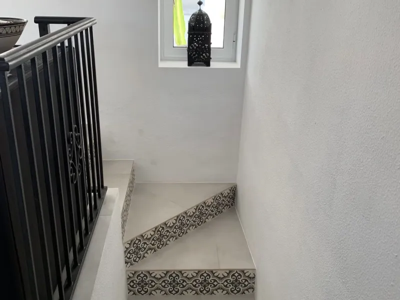 East Marbella, Elviria centre. For sale fantastic renovated and charming townhouse in Pueblo Sueco. This townhouse was refurbished to high quality standards in 2018 and beautifully decorated throughout. The property has a modern feel of top quality and is