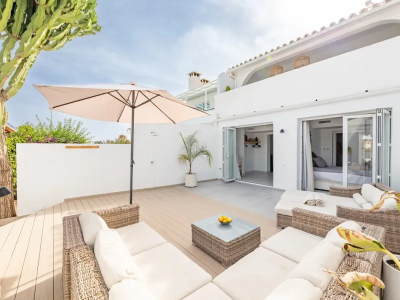 East Marbella, Elviria centre. For sale fantastic renovated and charming townhouse in Pueblo Sueco. This townhouse was refurbished to high quality standards in 2018 and beautifully decorated throughout. The property has a modern feel of top quality and is