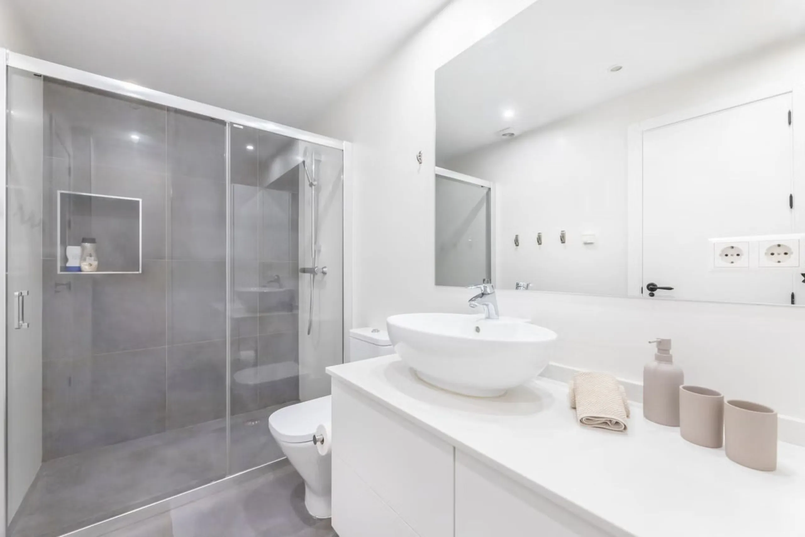 East Marbella, Elviria centre. For sale fantastic renovated and charming townhouse in Pueblo Sueco. This townhouse was refurbished to high quality standards in 2018 and beautifully decorated throughout. The property has a modern feel of top quality and is