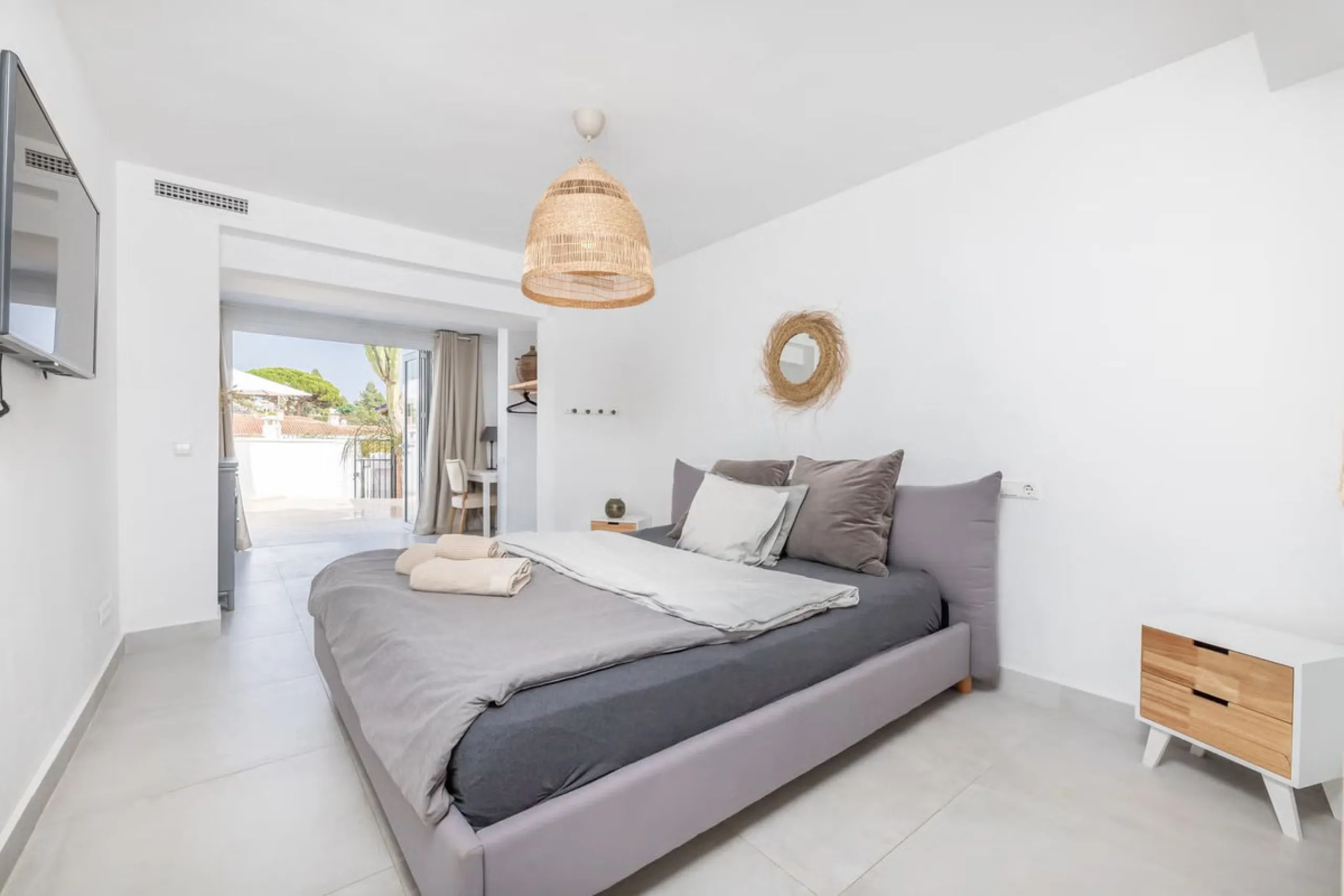 East Marbella, Elviria centre. For sale fantastic renovated and charming townhouse in Pueblo Sueco. This townhouse was refurbished to high quality standards in 2018 and beautifully decorated throughout. The property has a modern feel of top quality and is