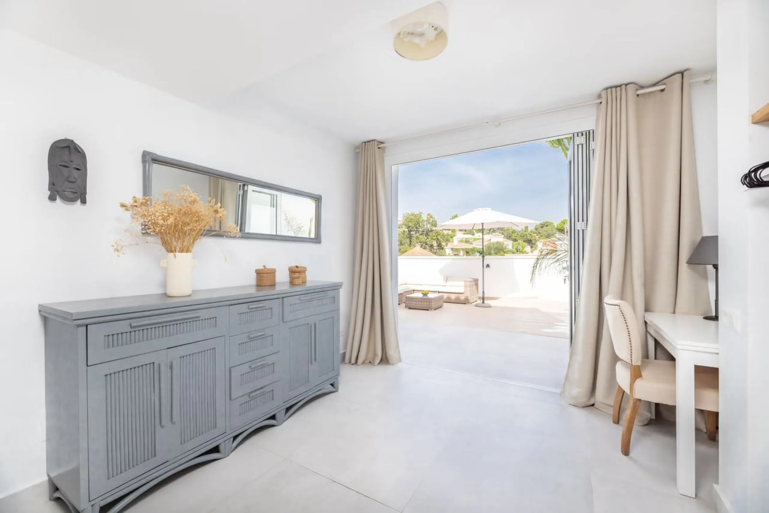 East Marbella, Elviria centre. For sale fantastic renovated and charming townhouse in Pueblo Sueco. This townhouse was refurbished to high quality standards in 2018 and beautifully decorated throughout. The property has a modern feel of top quality and is