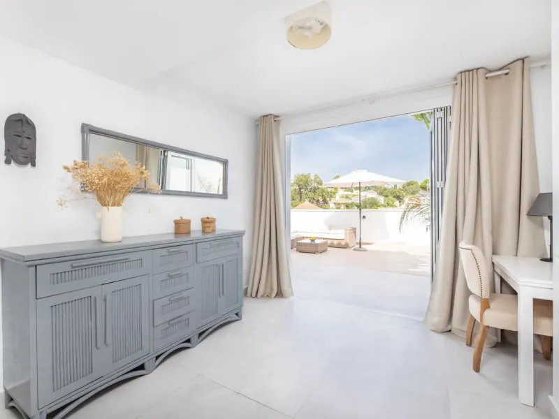 East Marbella, Elviria centre. For sale fantastic renovated and charming townhouse in Pueblo Sueco. This townhouse was refurbished to high quality standards in 2018 and beautifully decorated throughout. The property has a modern feel of top quality and is