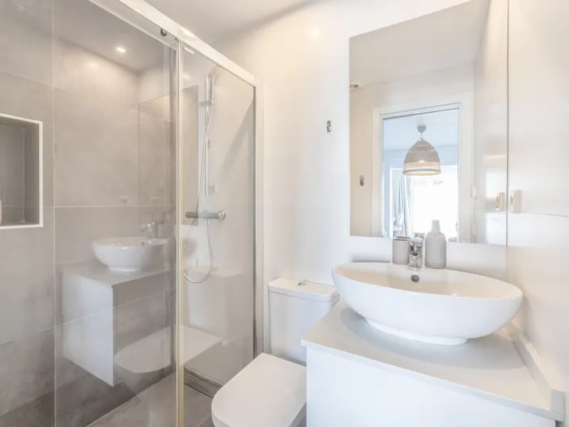 East Marbella, Elviria centre. For sale fantastic renovated and charming townhouse in Pueblo Sueco. This townhouse was refurbished to high quality standards in 2018 and beautifully decorated throughout. The property has a modern feel of top quality and is