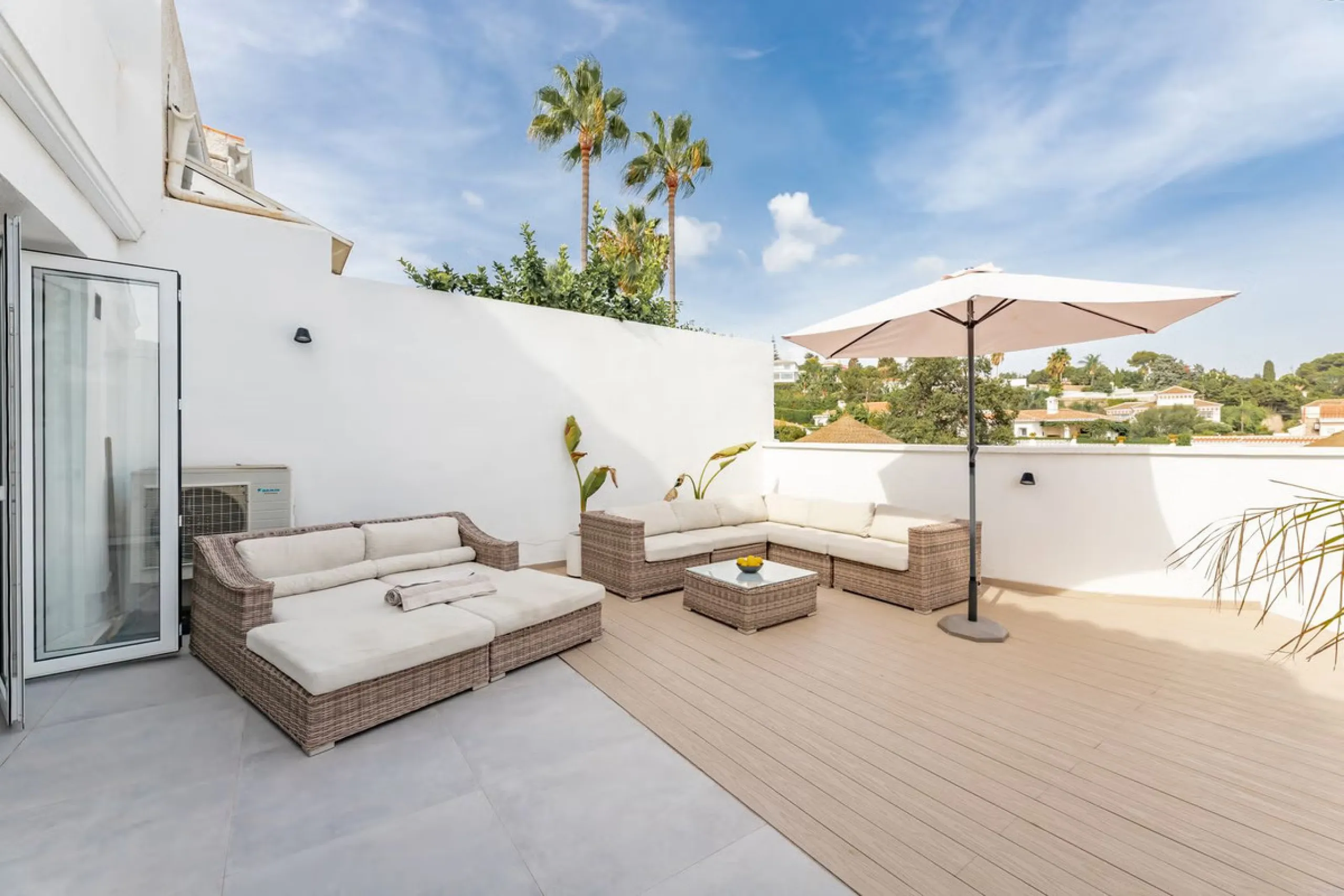 East Marbella, Elviria centre. For sale fantastic renovated and charming townhouse in Pueblo Sueco. This townhouse was refurbished to high quality standards in 2018 and beautifully decorated throughout. The property has a modern feel of top quality and is
