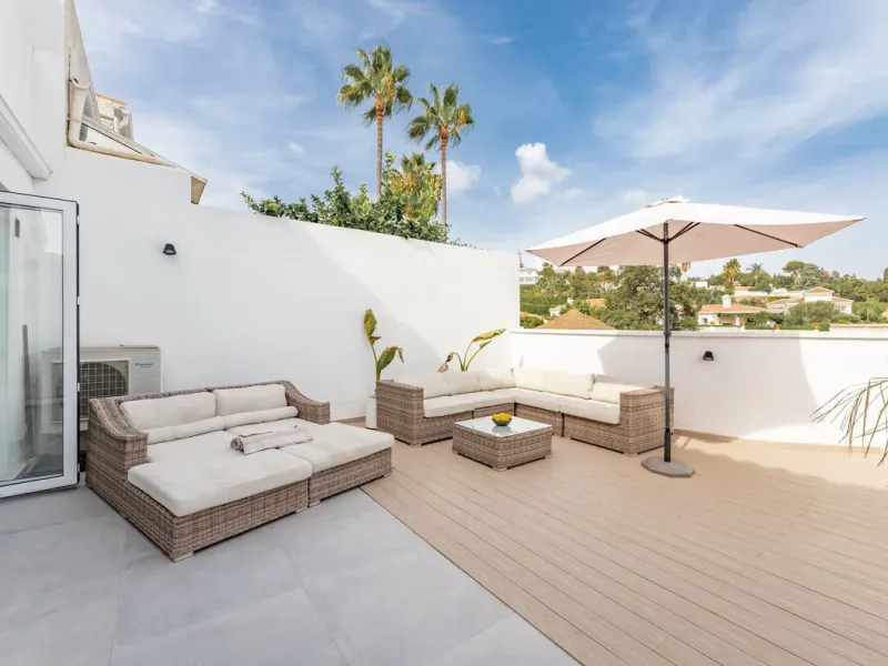 East Marbella, Elviria centre. For sale fantastic renovated and charming townhouse in Pueblo Sueco. This townhouse was refurbished to high quality standards in 2018 and beautifully decorated throughout. The property has a modern feel of top quality and is