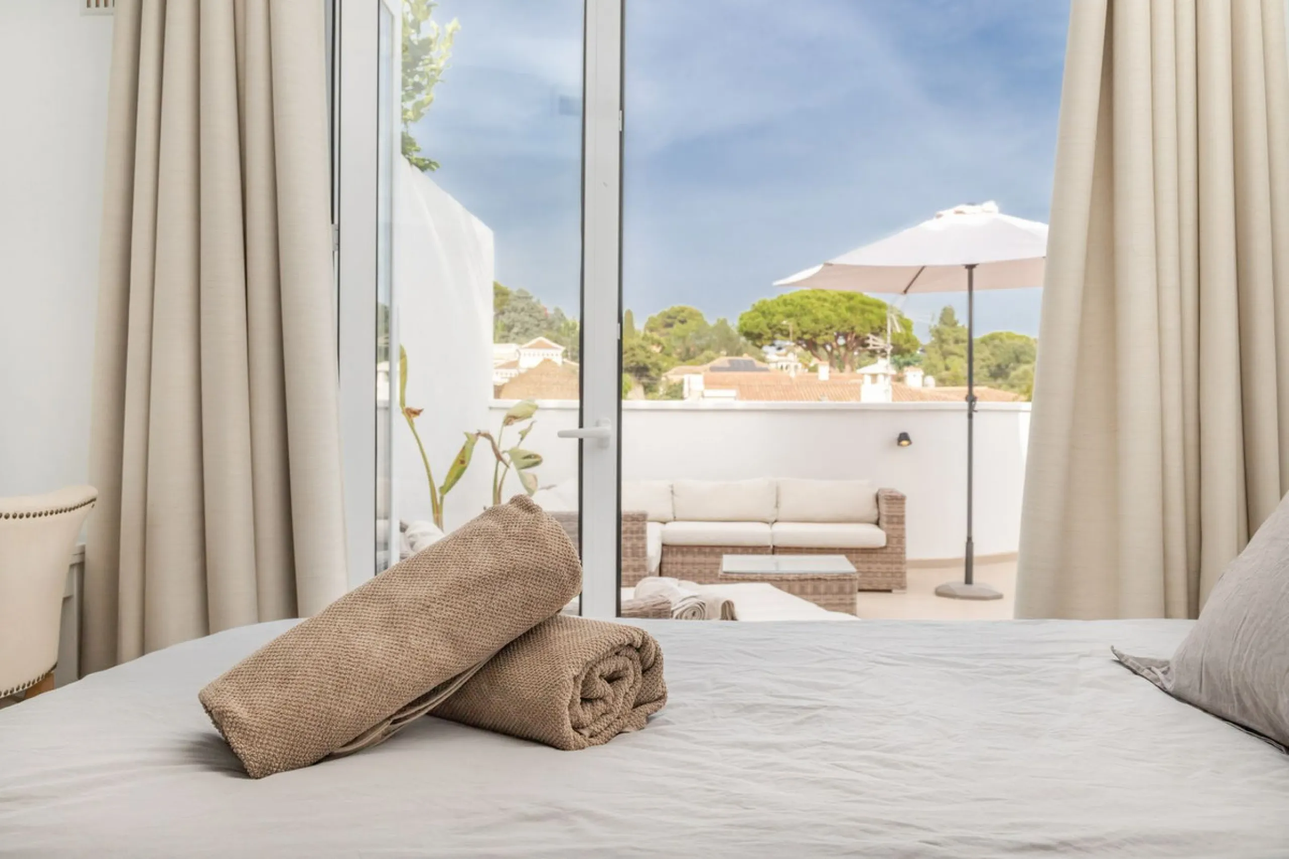 East Marbella, Elviria centre. For sale fantastic renovated and charming townhouse in Pueblo Sueco. This townhouse was refurbished to high quality standards in 2018 and beautifully decorated throughout. The property has a modern feel of top quality and is
