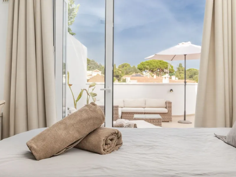 East Marbella, Elviria centre. For sale fantastic renovated and charming townhouse in Pueblo Sueco. This townhouse was refurbished to high quality standards in 2018 and beautifully decorated throughout. The property has a modern feel of top quality and is