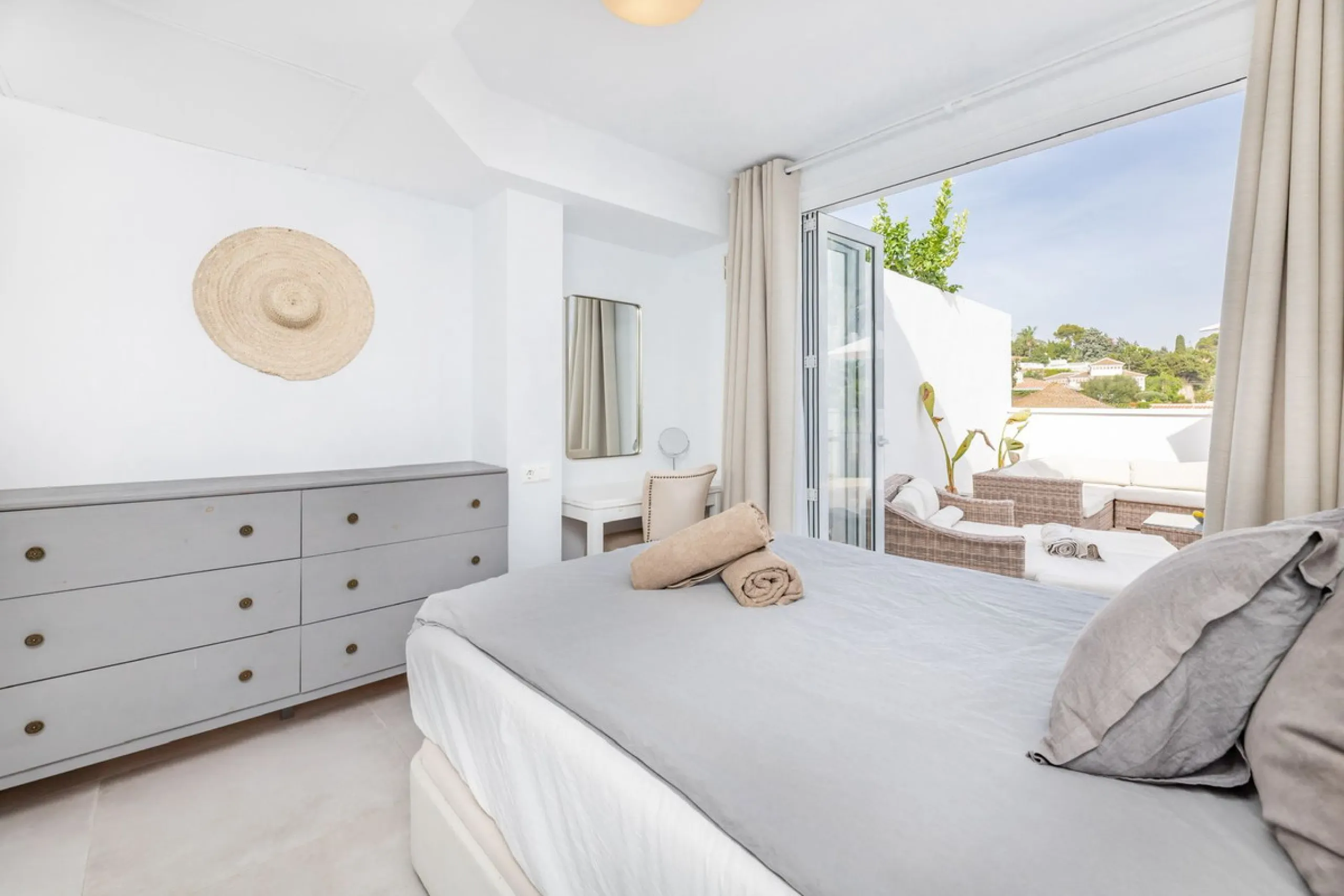 East Marbella, Elviria centre. For sale fantastic renovated and charming townhouse in Pueblo Sueco. This townhouse was refurbished to high quality standards in 2018 and beautifully decorated throughout. The property has a modern feel of top quality and is