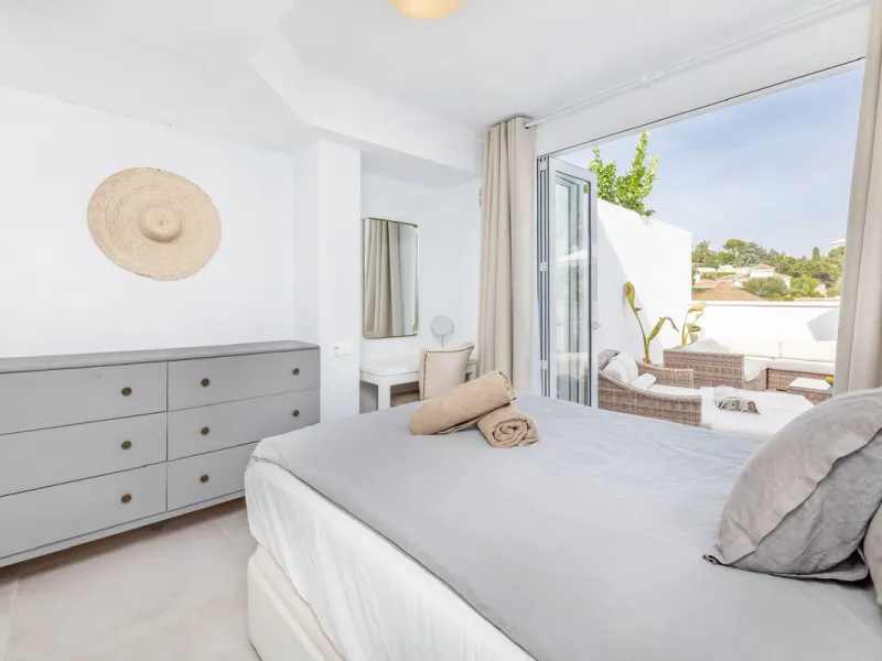 East Marbella, Elviria centre. For sale fantastic renovated and charming townhouse in Pueblo Sueco. This townhouse was refurbished to high quality standards in 2018 and beautifully decorated throughout. The property has a modern feel of top quality and is