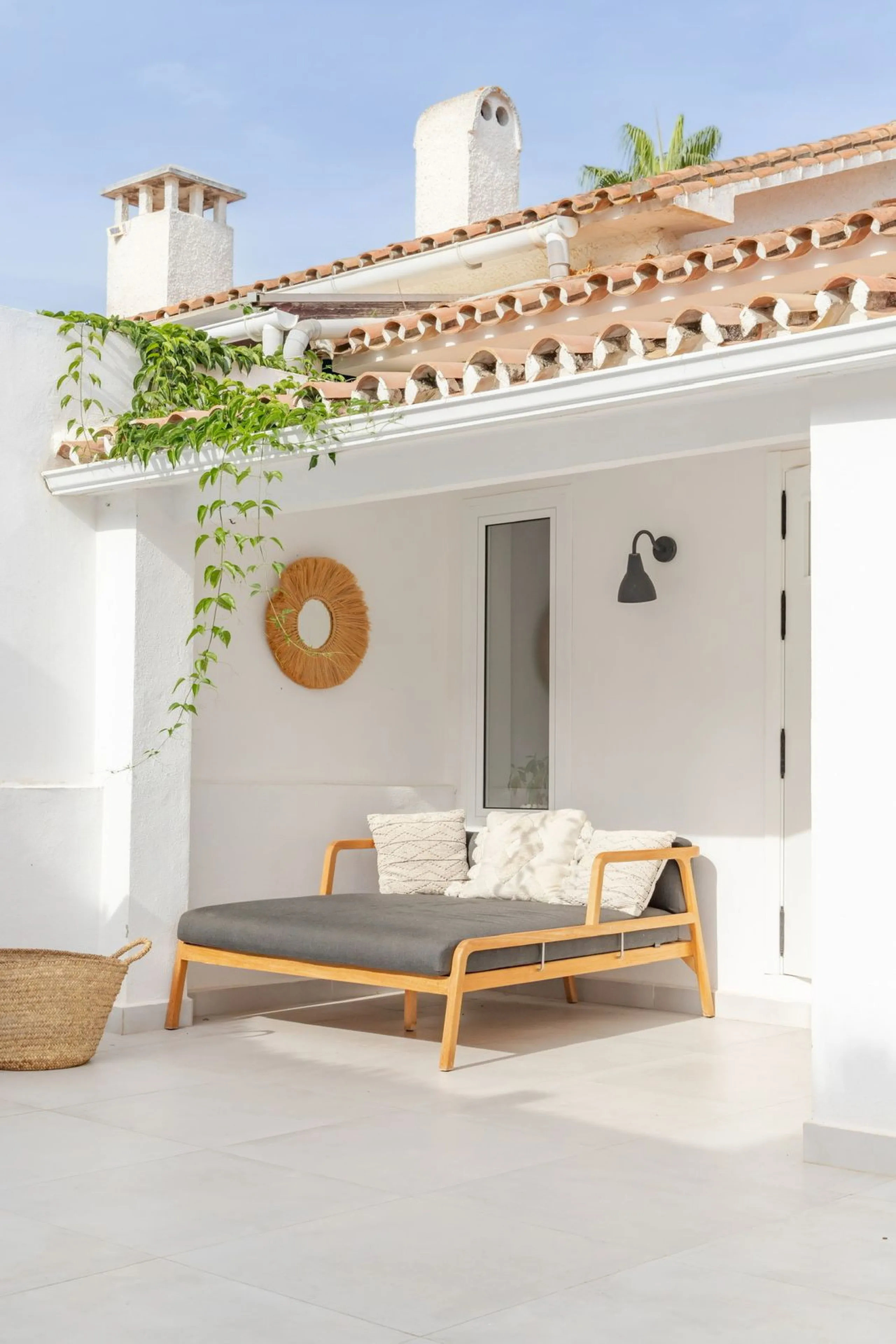 East Marbella, Elviria centre. For sale fantastic renovated and charming townhouse in Pueblo Sueco. This townhouse was refurbished to high quality standards in 2018 and beautifully decorated throughout. The property has a modern feel of top quality and is