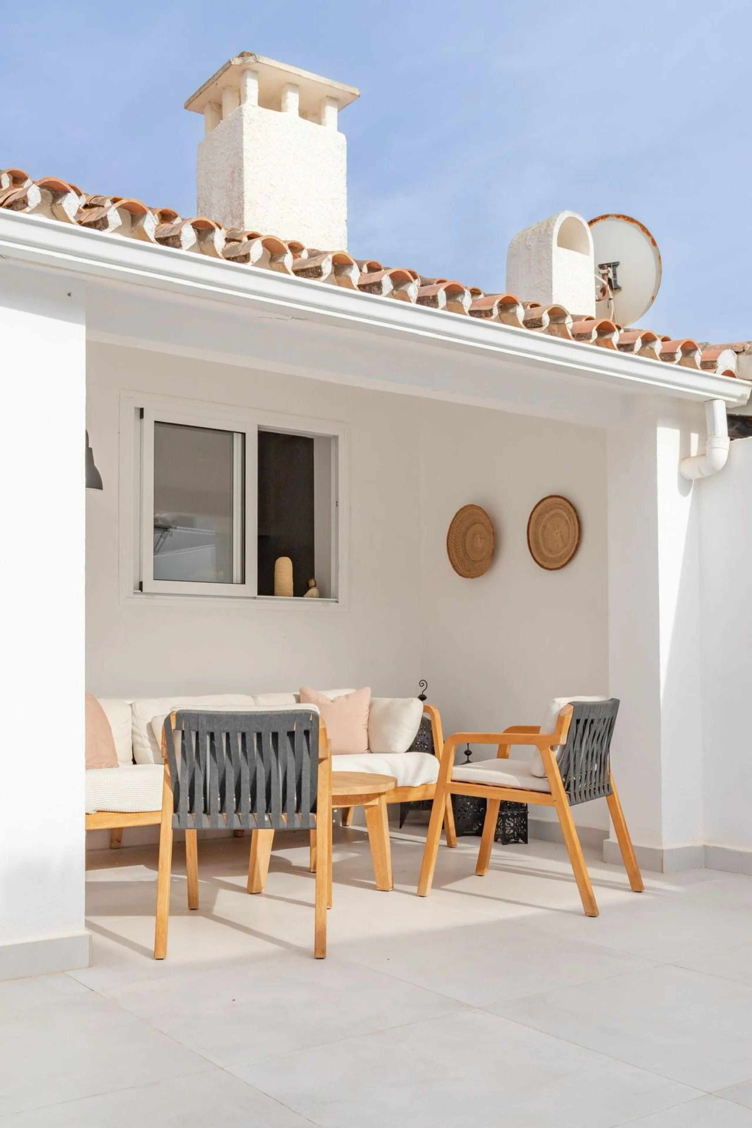 East Marbella, Elviria centre. For sale fantastic renovated and charming townhouse in Pueblo Sueco. This townhouse was refurbished to high quality standards in 2018 and beautifully decorated throughout. The property has a modern feel of top quality and is
