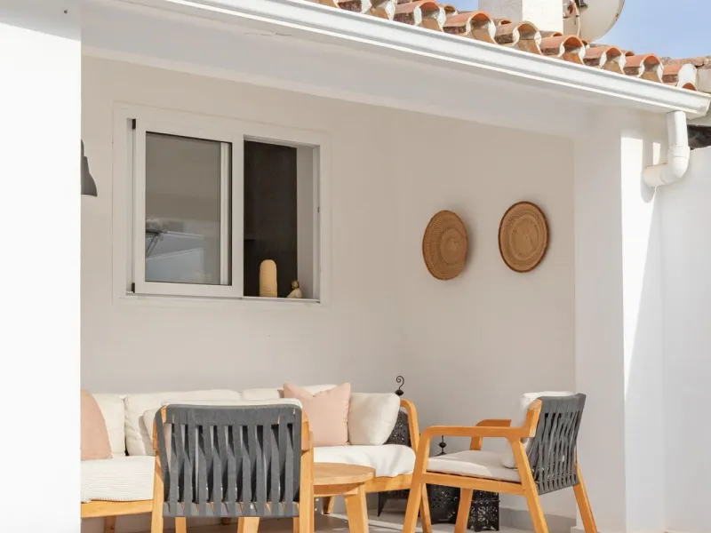East Marbella, Elviria centre. For sale fantastic renovated and charming townhouse in Pueblo Sueco. This townhouse was refurbished to high quality standards in 2018 and beautifully decorated throughout. The property has a modern feel of top quality and is