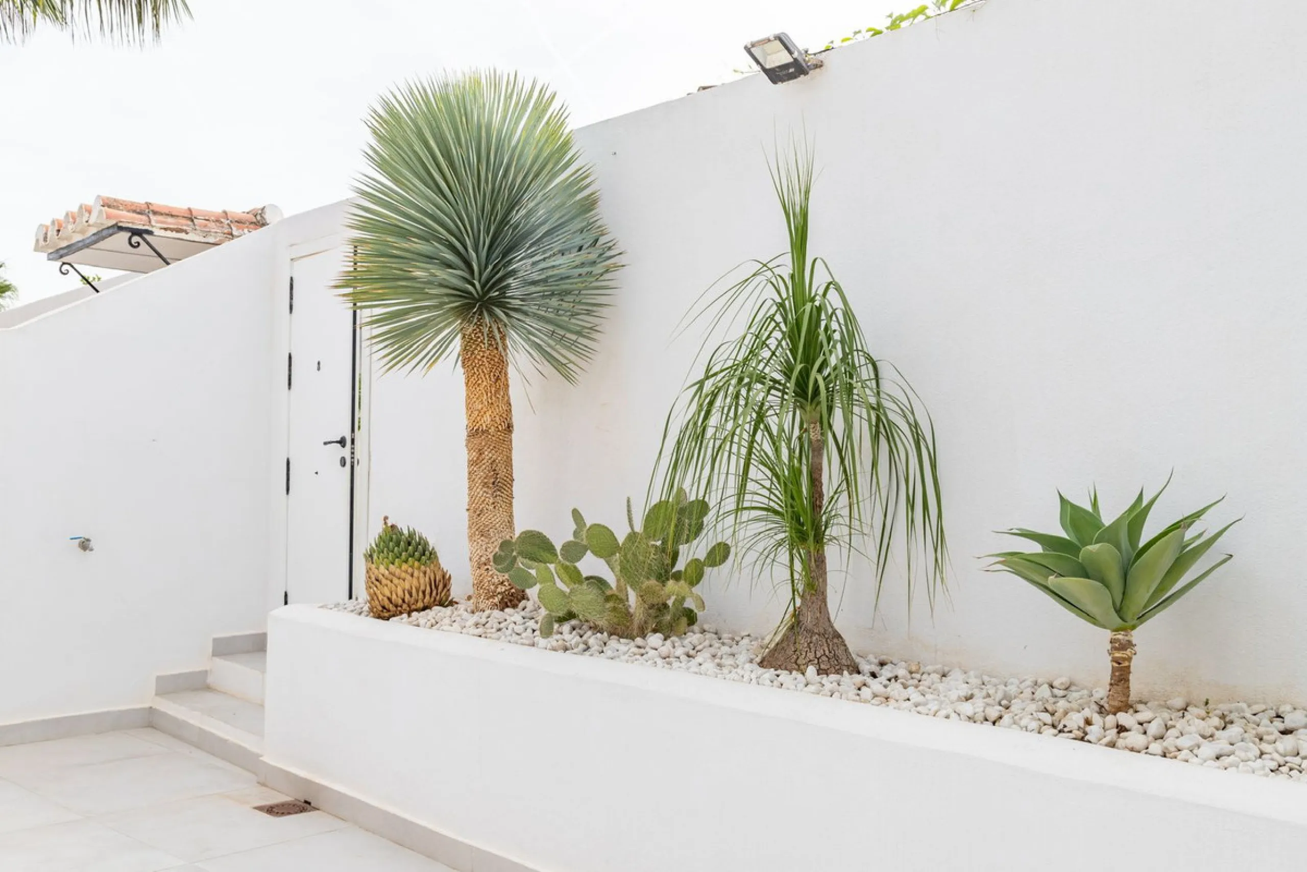 East Marbella, Elviria centre. For sale fantastic renovated and charming townhouse in Pueblo Sueco. This townhouse was refurbished to high quality standards in 2018 and beautifully decorated throughout. The property has a modern feel of top quality and is