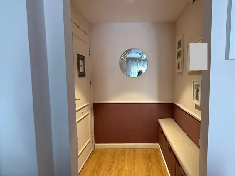 Magnificent, recently renovated apartment in Marbella, very bright and close to all amenities. It comprises an entrance hall, living-dining room, fully equipped kitchen, 3 bedrooms (one currently used as a dressing room), and 2 bathrooms. It also includes