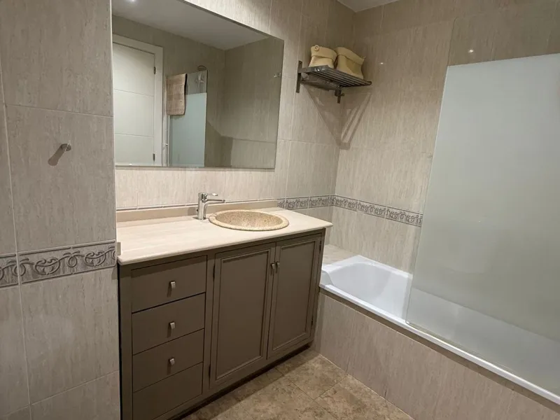 Apartment - Middle Floor Apartment в продаже в Marbella, Málaga. В доме 3 спален и 2 ванных комнат. Площадь дома 100 м²
