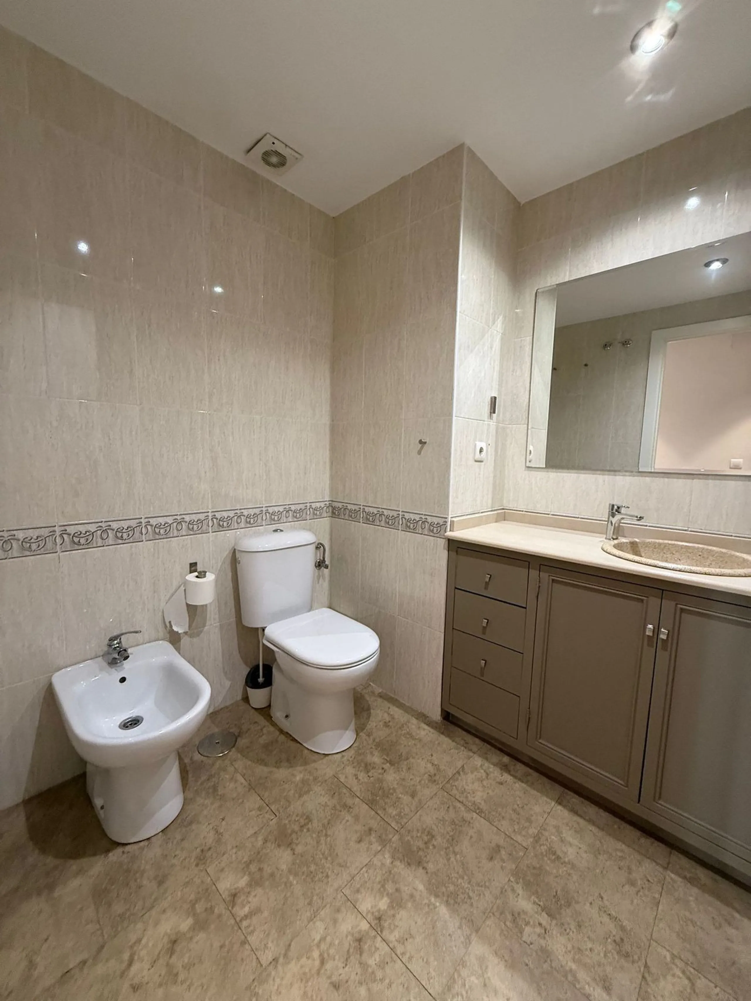 Apartment - Middle Floor Apartment в продаже в Marbella, Málaga. В доме 3 спален и 2 ванных комнат. Площадь дома 100 м²