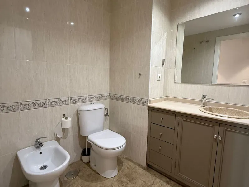 Apartment - Middle Floor Apartment в продаже в Marbella, Málaga. В доме 3 спален и 2 ванных комнат. Площадь дома 100 м²
