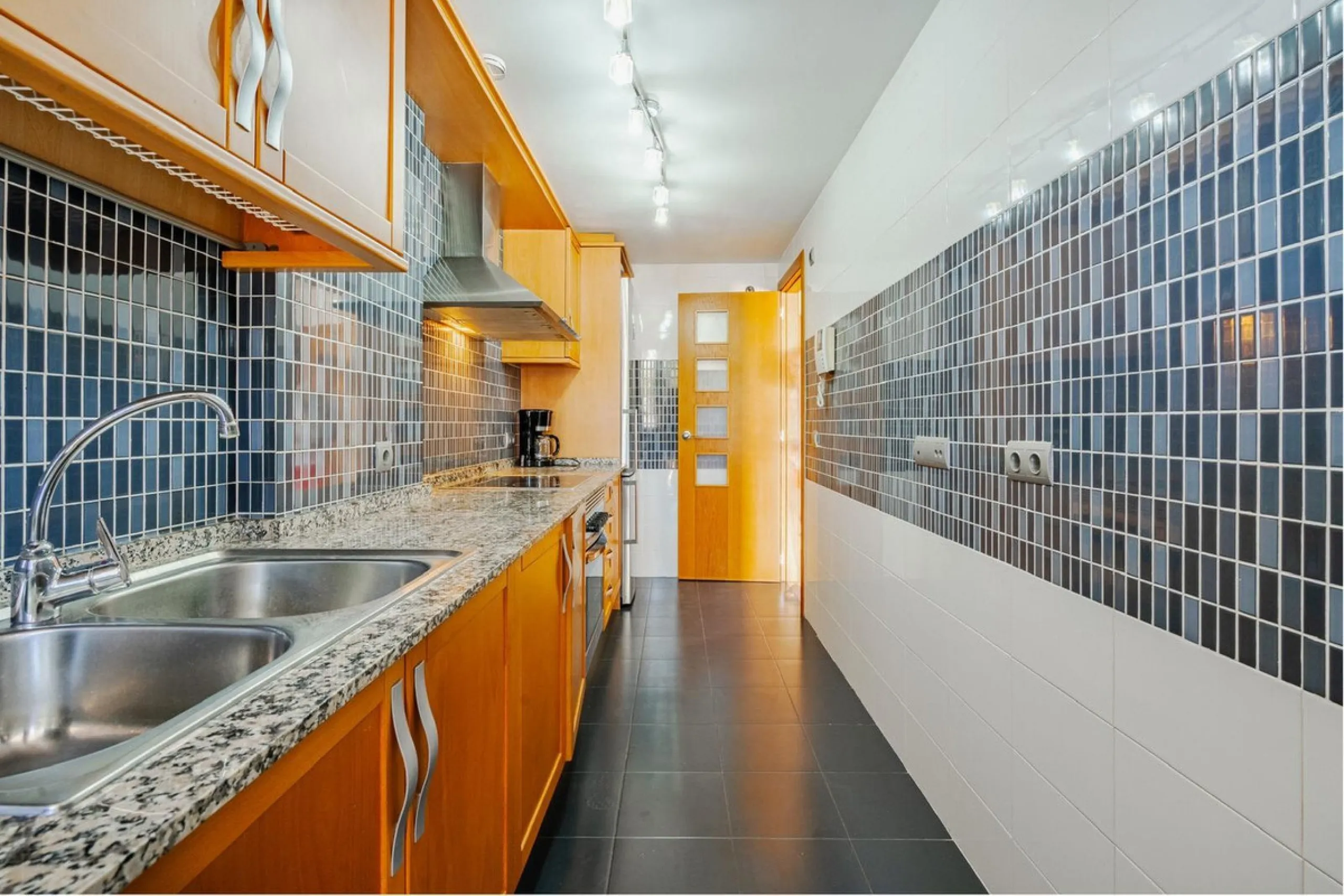 Apartment - Ground Floor Apartment в продаже в Estepona, Málaga. В доме 2 спален и 2 ванных комнат. Площадь дома 99 м²