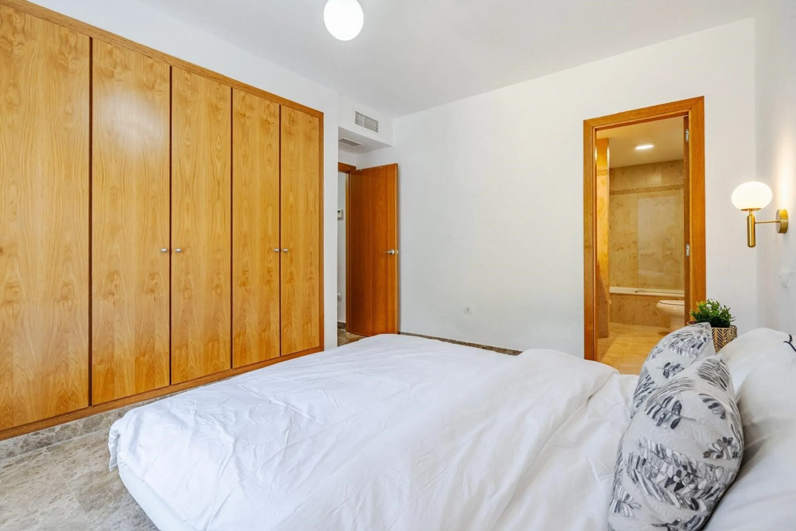 Apartment - Ground Floor Apartment в продаже в Estepona, Málaga. В доме 2 спален и 2 ванных комнат. Площадь дома 99 м²