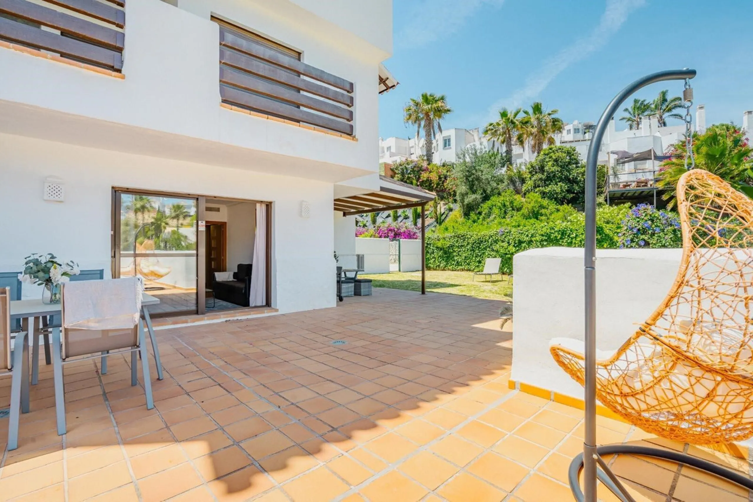 Apartment - Ground Floor Apartment в продаже в Estepona, Málaga. В доме 2 спален и 2 ванных комнат. Площадь дома 99 м²
