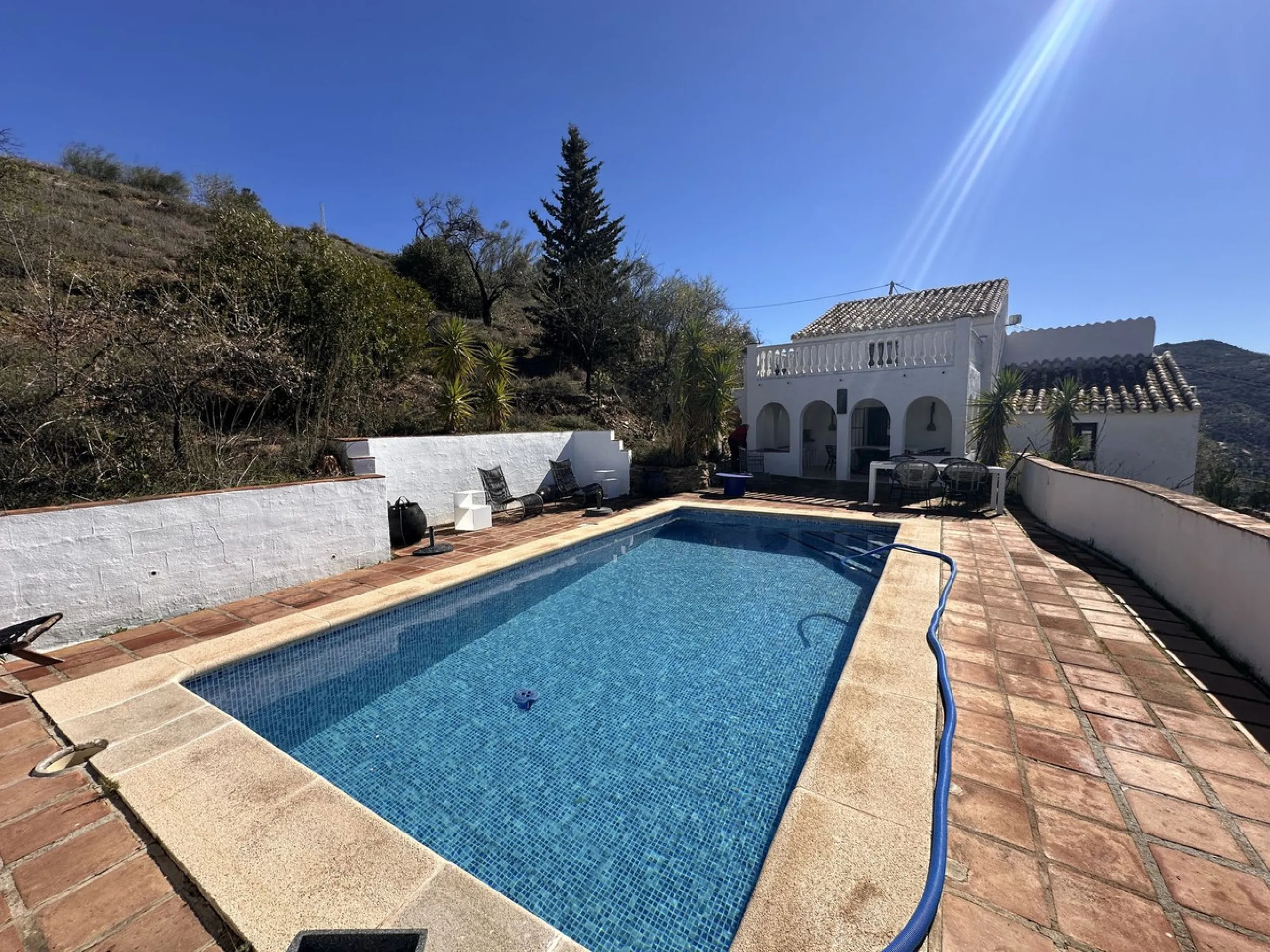 House - Finca - Cortijo в продаже в Comares, Málaga. В доме 3 спален и 1 ванных комнат. Площадь дома 123 м². Площадь участка 3926 м²