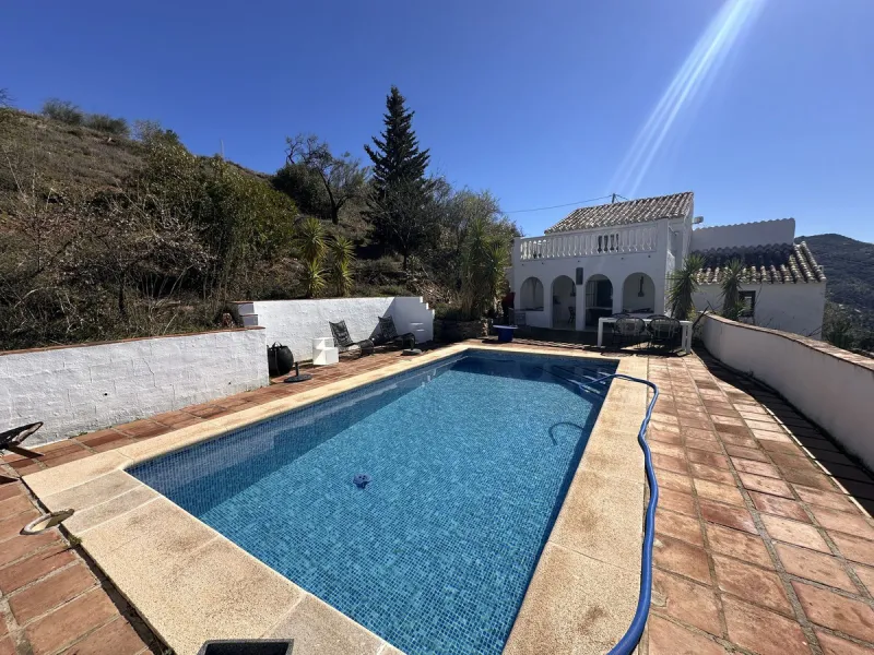 House - Finca - Cortijo в продаже в Comares, Málaga. В доме 3 спален и 1 ванных комнат. Площадь дома 123 м². Площадь участка 3926 м²