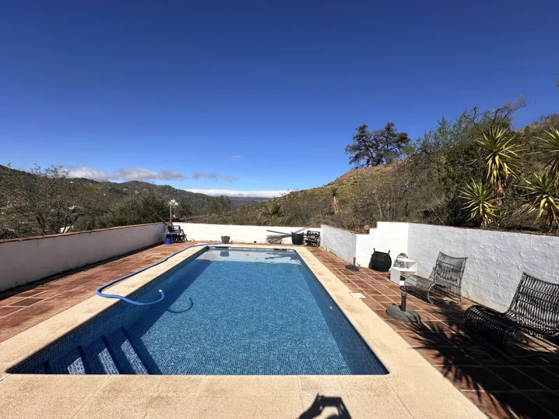 House - Finca - Cortijo в продаже в Comares, Málaga. В доме 3 спален и 1 ванных комнат. Площадь дома 123 м². Площадь участка 3926 м²