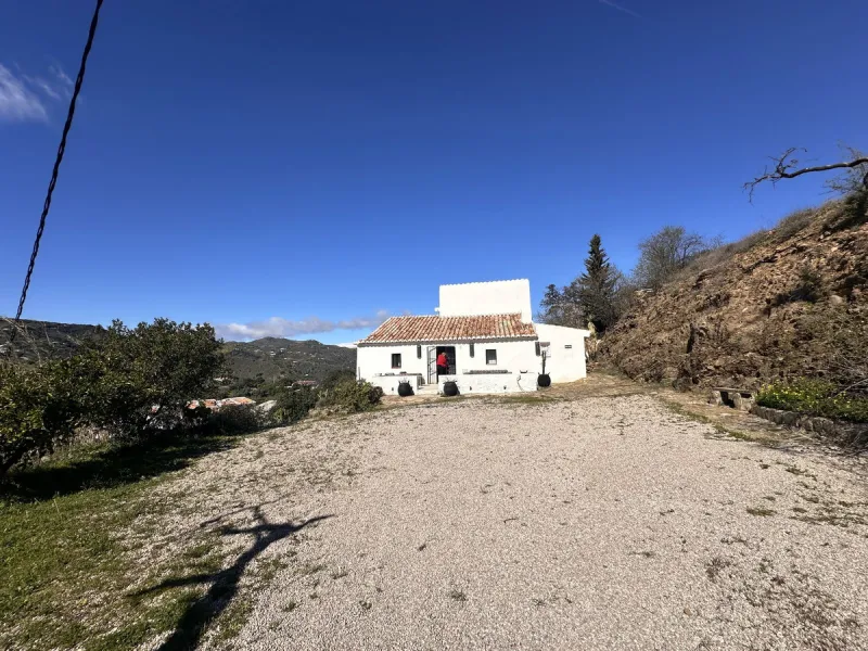 House - Finca - Cortijo в продаже в Comares, Málaga. В доме 3 спален и 1 ванных комнат. Площадь дома 123 м². Площадь участка 3926 м²