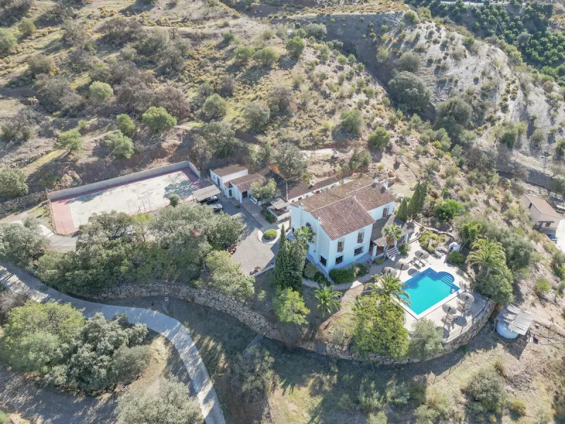 This exclusive Finca running as a successful Bed & Breakfast and rated 9 stars on booking is located in Alora and offers full privacy and spectacular open views of the countryside.