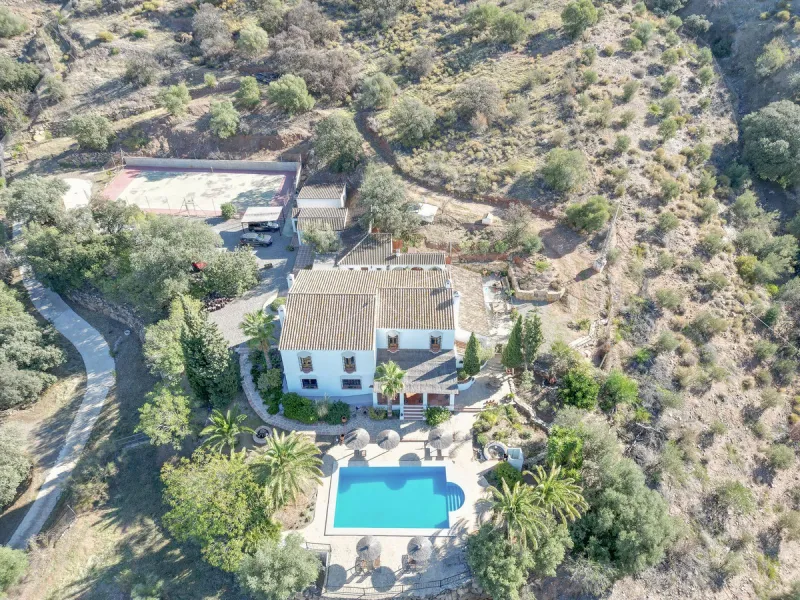 This exclusive Finca running as a successful Bed & Breakfast and rated 9 stars on booking is located in Alora and offers full privacy and spectacular open views of the countryside.