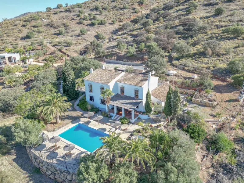 This exclusive Finca running as a successful Bed & Breakfast and rated 9 stars on booking is located in Alora and offers full privacy and spectacular open views of the countryside.