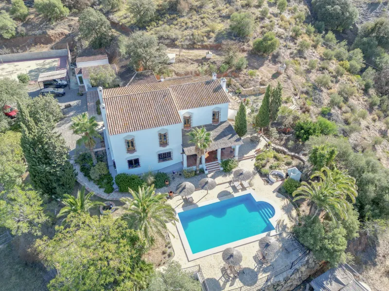 This exclusive Finca running as a successful Bed & Breakfast and rated 9 stars on booking is located in Alora and offers full privacy and spectacular open views of the countryside.