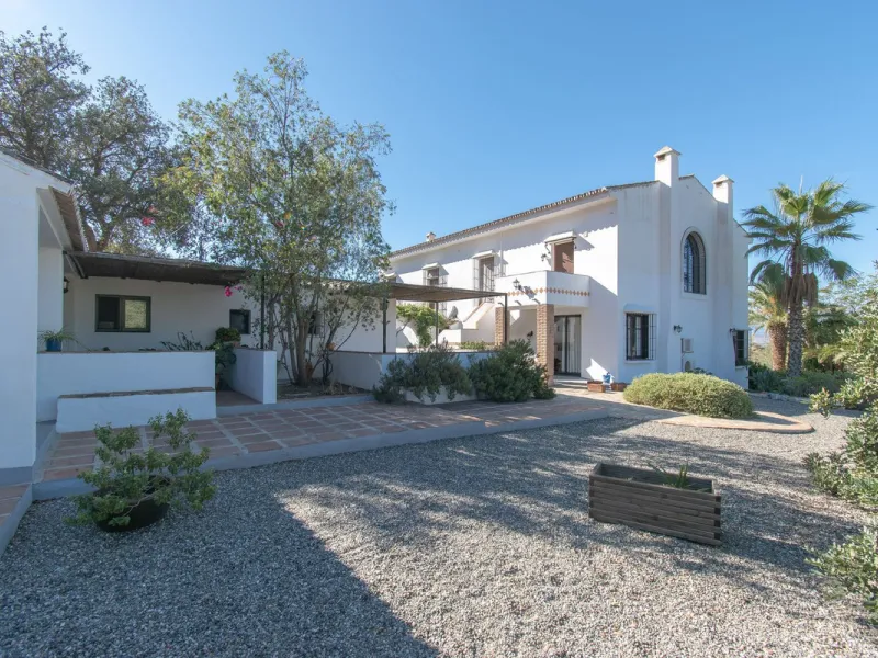 This exclusive Finca running as a successful Bed & Breakfast and rated 9 stars on booking is located in Alora and offers full privacy and spectacular open views of the countryside.