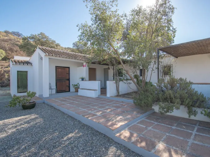 This exclusive Finca running as a successful Bed & Breakfast and rated 9 stars on booking is located in Alora and offers full privacy and spectacular open views of the countryside.