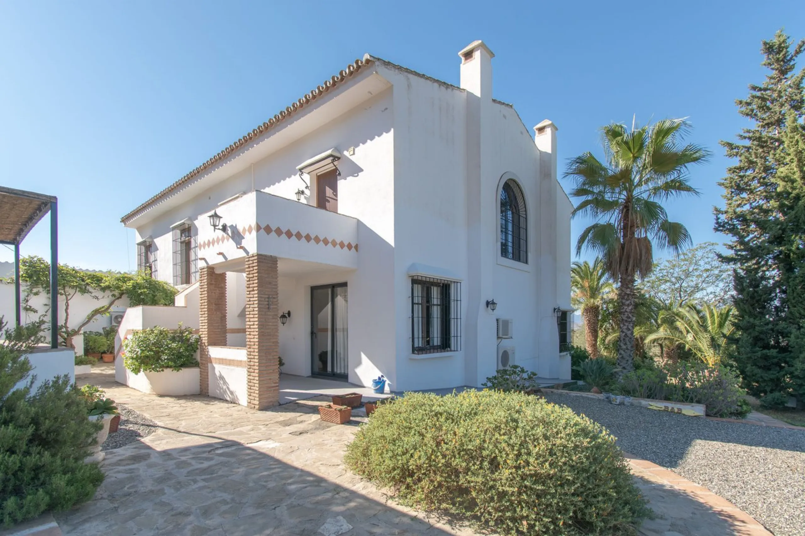 This exclusive Finca running as a successful Bed & Breakfast and rated 9 stars on booking is located in Alora and offers full privacy and spectacular open views of the countryside.