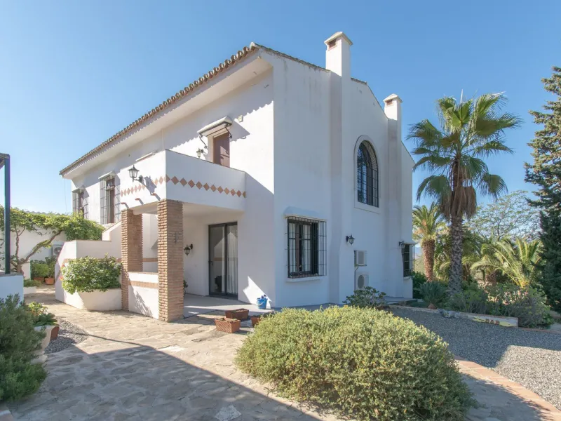 This exclusive Finca running as a successful Bed & Breakfast and rated 9 stars on booking is located in Alora and offers full privacy and spectacular open views of the countryside.