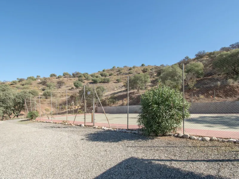 This exclusive Finca running as a successful Bed & Breakfast and rated 9 stars on booking is located in Alora and offers full privacy and spectacular open views of the countryside.