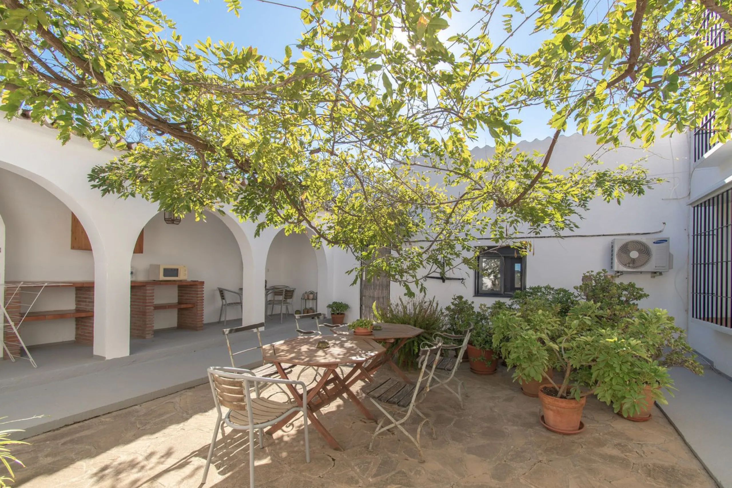 This exclusive Finca running as a successful Bed & Breakfast and rated 9 stars on booking is located in Alora and offers full privacy and spectacular open views of the countryside.