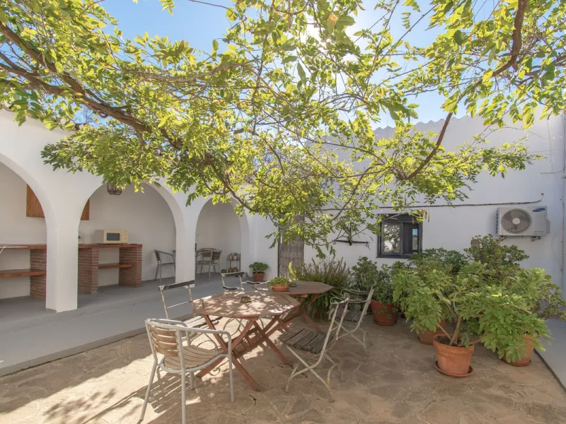 This exclusive Finca running as a successful Bed & Breakfast and rated 9 stars on booking is located in Alora and offers full privacy and spectacular open views of the countryside.