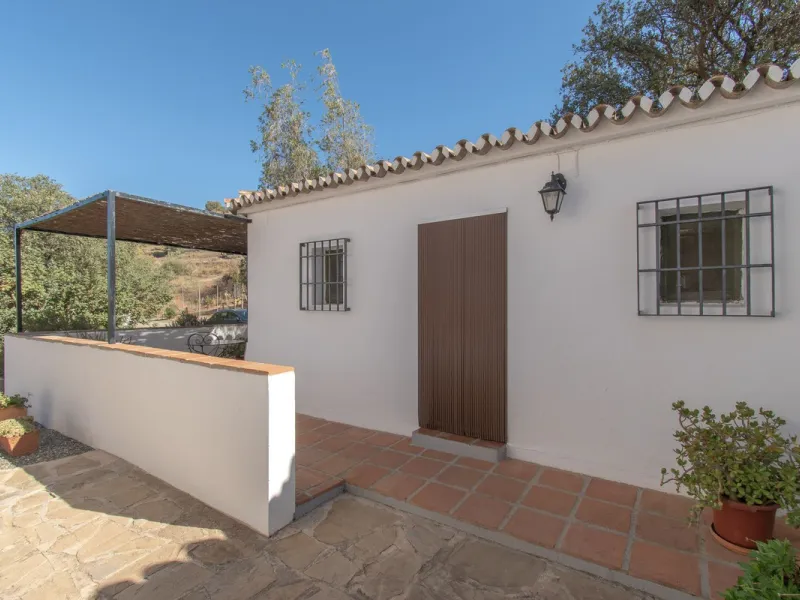 This exclusive Finca running as a successful Bed & Breakfast and rated 9 stars on booking is located in Alora and offers full privacy and spectacular open views of the countryside.